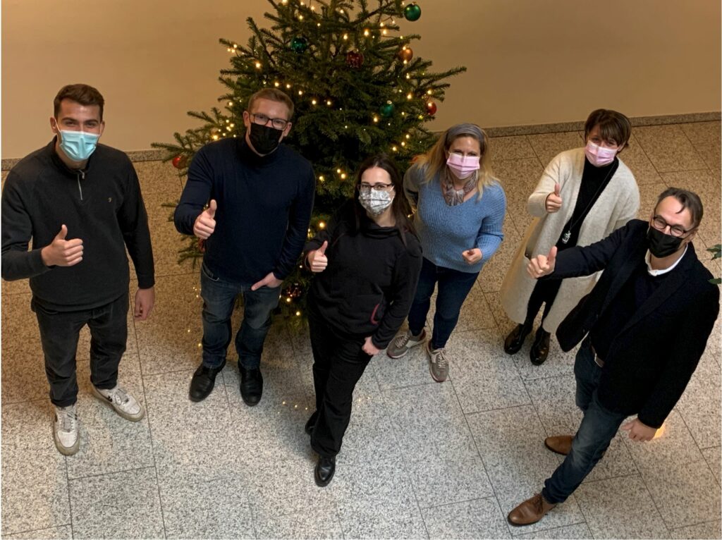 Menschen vor einem Weihnachtsbaum