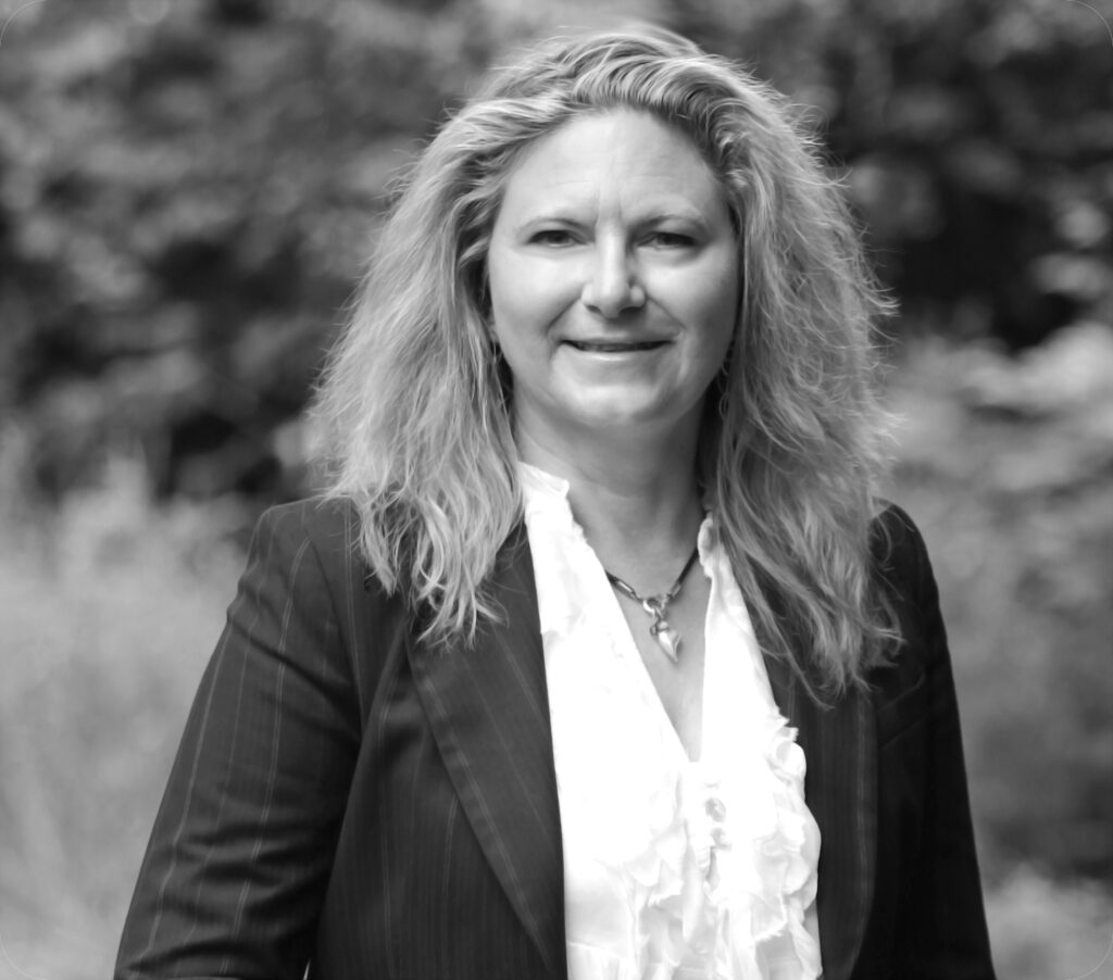 schwarz/weiß-Bild einer Frau im Businessanzug