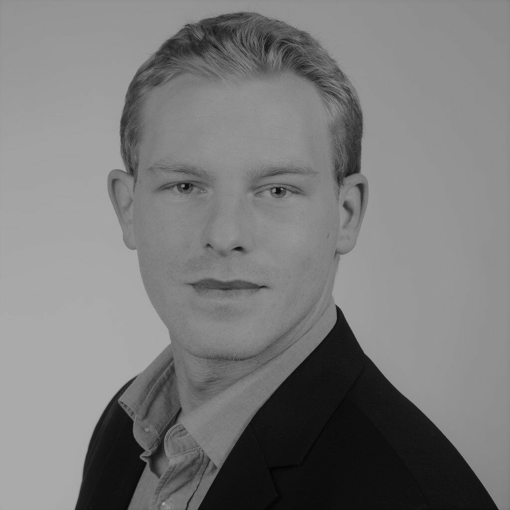 Portrait von Joel Merten in schwarz/weiß