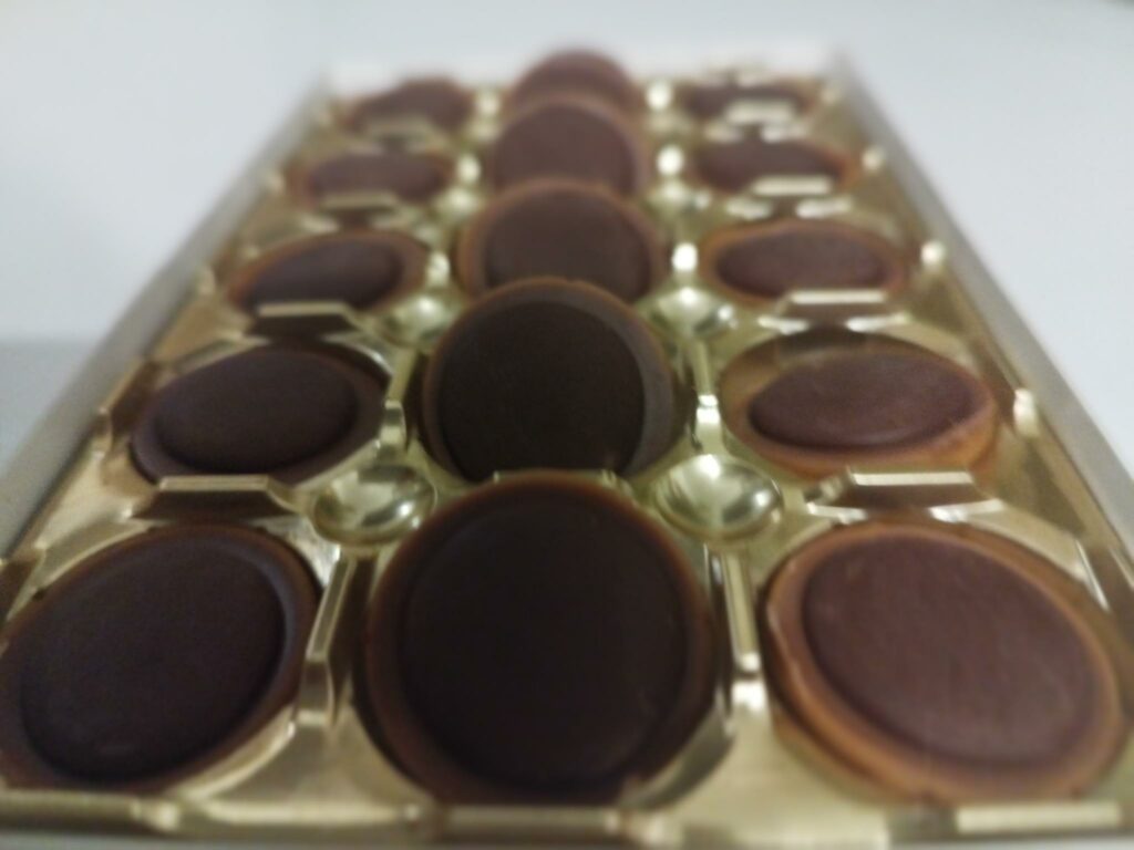 Eine offene Packung Toffifee
