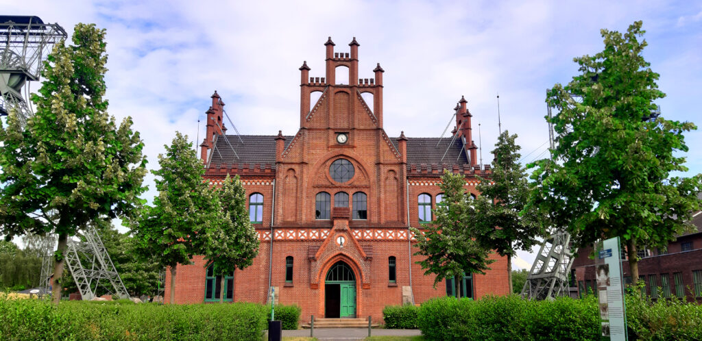 Verwaltungsgebäude der Zeche Zollern, Frontansicht.