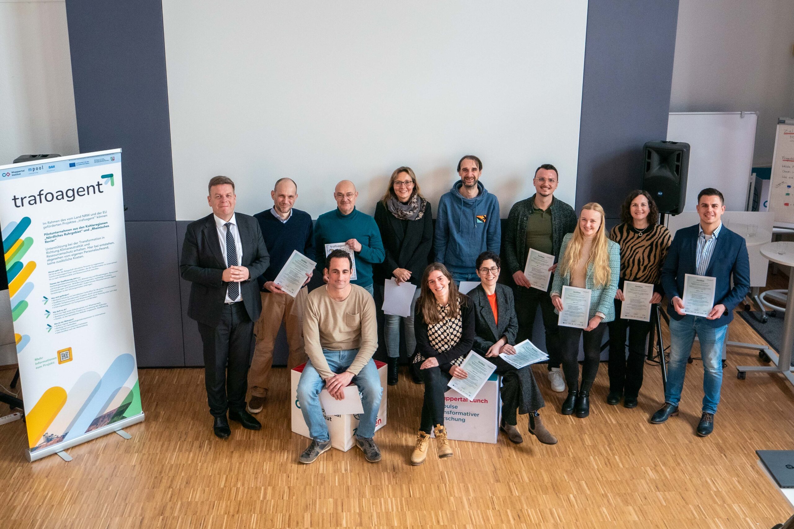 Abschlussklasse 2025 vom Projekt Trafoagent plus Staatssekretär Heidmeier