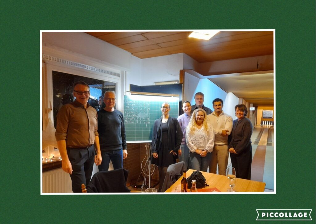 Personen des mpool-Teams vor einer Tafel mit Kegelergebnissen
